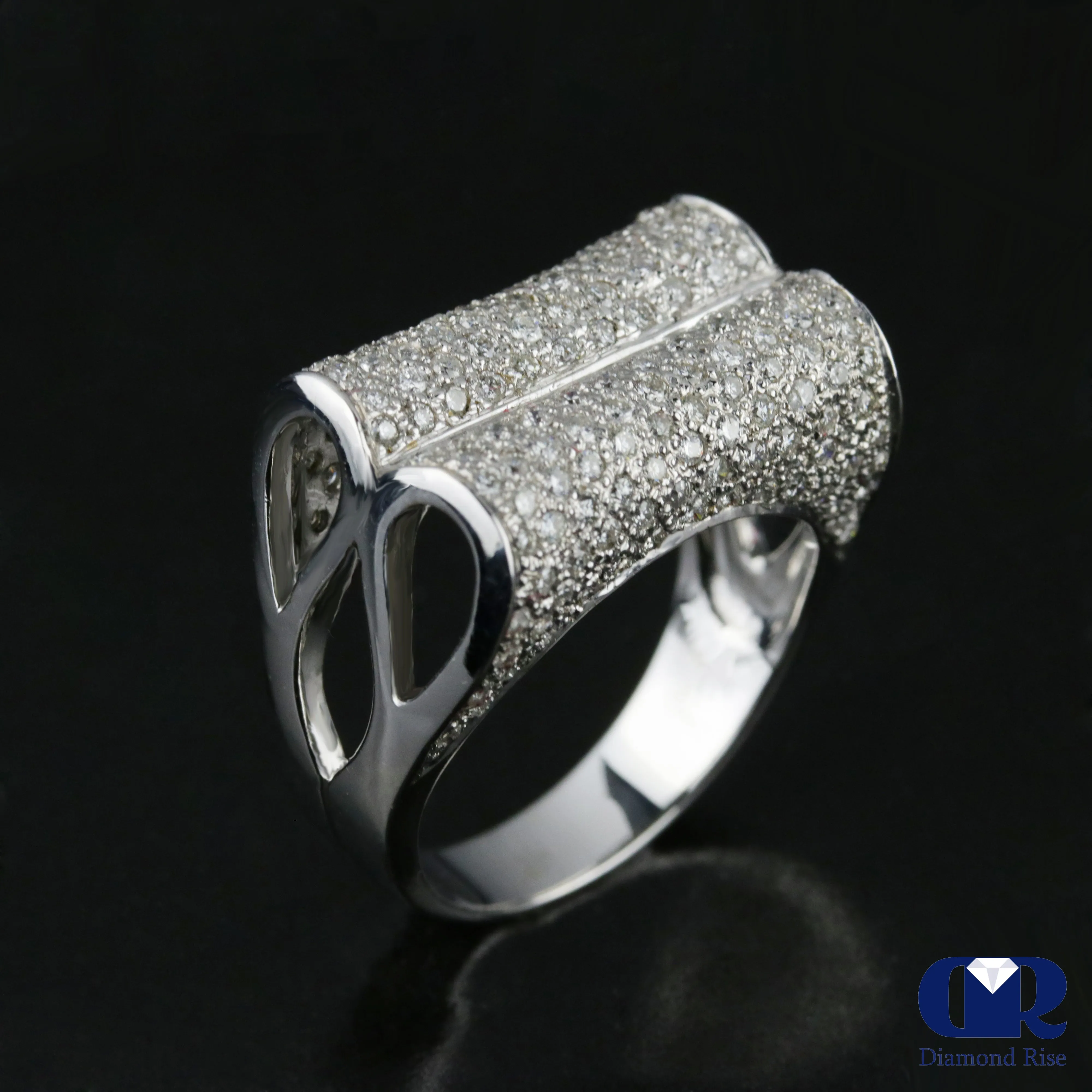 Women's Round Cut Diamond Right Hand Ring Cocktail Ring In 18K Gold